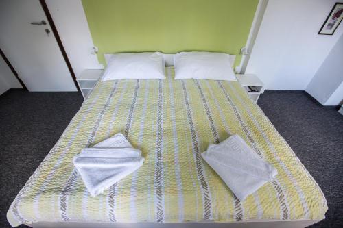 ASGARD Guesthouseにあるベッド