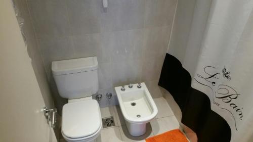 a small bathroom with a toilet and a bidet at Palermo Quenns - Apartament Premiun in Buenos Aires
