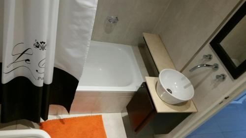 a bathroom with a shower with a toilet and a sink at Palermo Quenns - Apartament Premiun in Buenos Aires