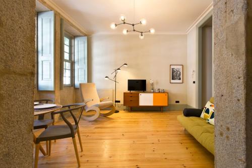 uma sala de estar com um sofá e uma mesa em Trait House no Porto