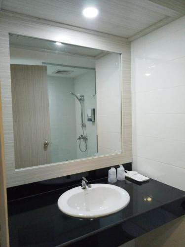 Un baño de The K Hotel