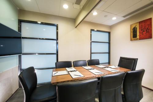 a conference room with a wooden table and chairs at Shin Yuan Park Hotel in Hsinchu City