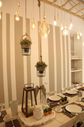 Dimi House في ليتشي: طاولة عليها صحون ونباتات خزف
