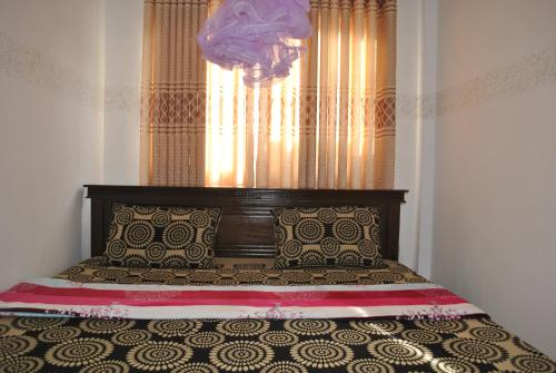 a bed in a room with a window at Mountain Villa Adam's Peak in Adams Peak