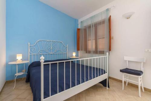 スコペッロにあるBellavista Apartmentsの青いベッドルーム(ベッド1台、椅子付)
