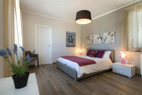 Un pat sau paturi într-o cameră la Apartments La Lombarda Centro Storico Stresa