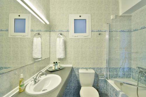 e bagno con servizi igienici, lavandino e doccia. di Ionion Star Hotel a Città di Lefkada