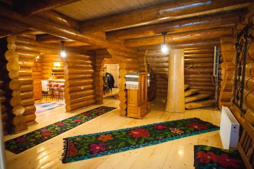 Habitación con cabaña de madera con alfombra en el suelo en Cabana Goralilor en Mănăstirea Humorului