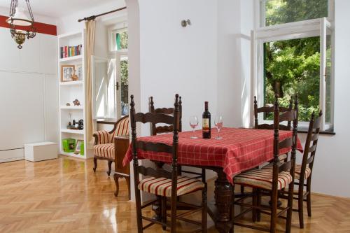 comedor con mesa roja y sillas en Apartment Ina en Split