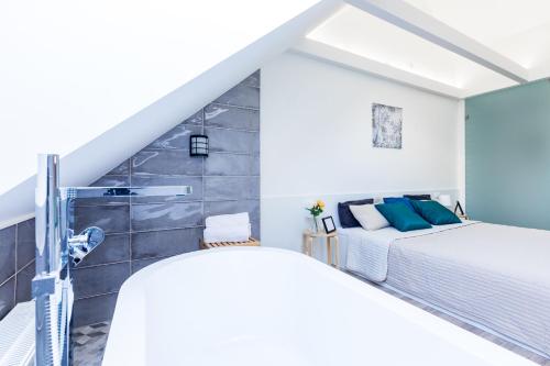 a bedroom with a bed and a shower at Vagabond Corvin in Budapest