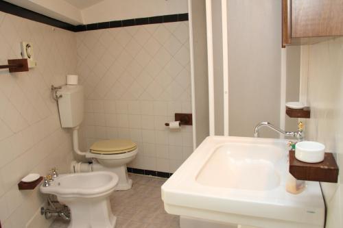 a bathroom with a toilet and a sink and a tub at Villa del Cardinale in Spoleto