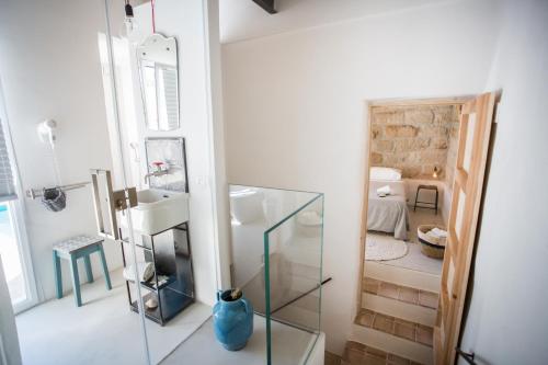 Habitación con baño con espejo y lavabo. en Settegrana en Cinisi
