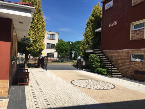 an empty street with a building and a stair case at Villa Bartosz in Międzywodzie