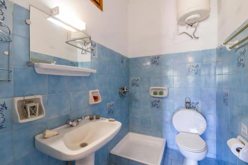 Koupelna v ubytování Ipsos Marias Apartments