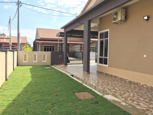 a side view of a house with a yard at Ana Guest House Jalan Airport Kuantan in Kuantan
