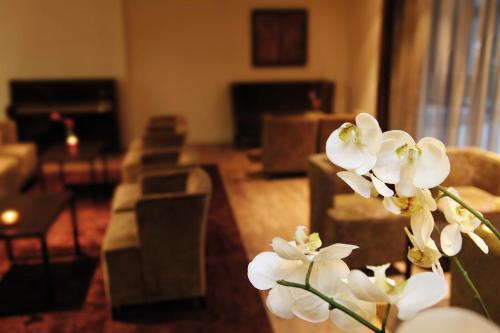 a vase with white flowers in a living room at See Park Janssen in Geldern