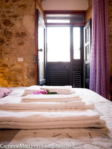 Una cama o camas en una habitación de Le Scale Sul Barocco