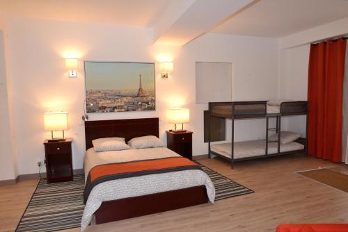 um quarto com 2 camas, 2 candeeiros e uma janela em Les Chambres Panda em Saint-Aignan