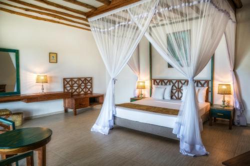 Postel nebo postele na pokoji v ubytování Zanzibar Queen Hotel