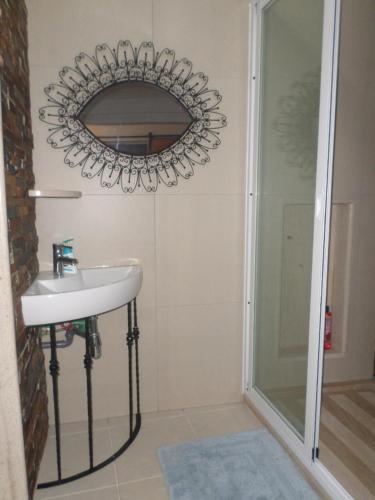 a bathroom with a sink and a mirror at Casa Privada do Plateau in Praia