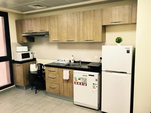 Kuchyň nebo kuchyňský kout v ubytování Mina AlFajer Apartments