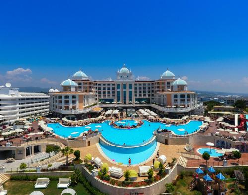 オクルカラールにあるLitore Resort Hotel & Spa - Ultra All Inclusiveの大きなスイミングプール付きのリゾートの景色を望めます。