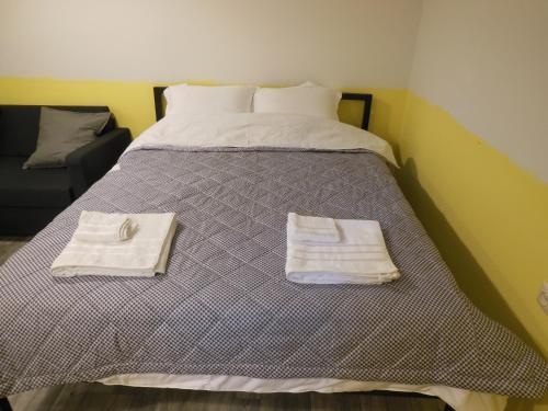Un ou plusieurs lits dans un hébergement de l'établissement Studio apartment