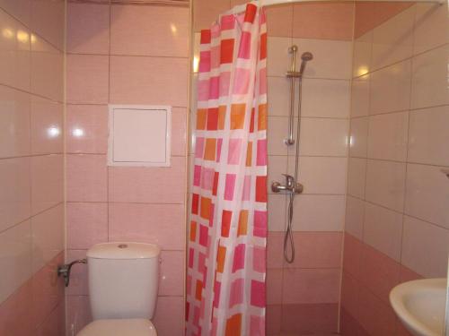 Bilik mandi di Samy Apartment