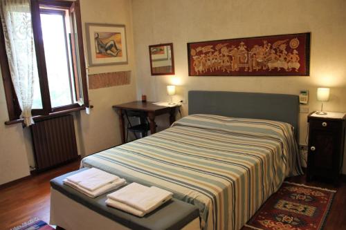 um quarto com uma cama com duas toalhas em B&B Il Trigolo em Gazzo