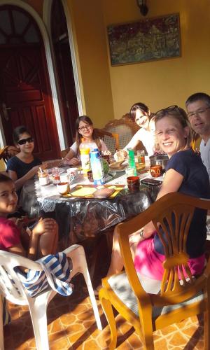 een groep mensen die rond een tafel zitten bij Grace Villa Bentota in Bentota