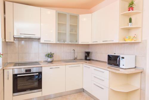 Holiday Home Bakovic - beautiful view, near Split & Trogir, Full AC rooms