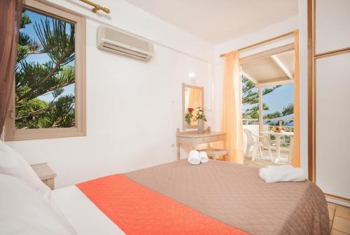 een slaapkamer met een bed met uitzicht op de oceaan bij Panorama-Seaview Studios & Apartments in Chersonissos