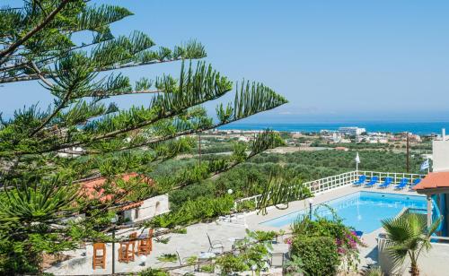 een uitzicht op het zwembad en de oceaan vanuit een resort bij Panorama-Seaview Studios & Apartments in Chersonissos