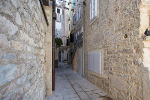 an alley in an alley way between two buildings at Mijama suites in Split