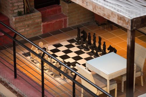 a chess board and a table on a balcony at Hotel Boutique Casa Carolina in Santa Marta