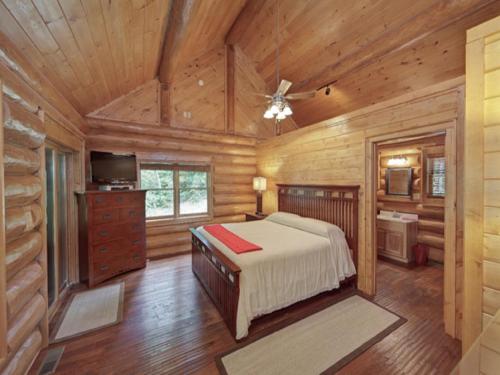 a bedroom with a bed and a ceiling fan at Bearly Lovers in Gatlinburg