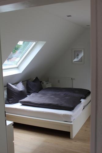 a bed in a room with a window at Ferienwohnung Niederrhein in Rheurdt