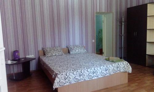 ein Schlafzimmer mit einem Bett und einer Kommode in der Unterkunft Apartment on Mira avenue in Izmail