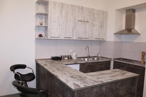 una cucina con armadi in legno e lavandino di Cozy Apartment In Real Heart Of Old Tbilisi a Tbilisi City