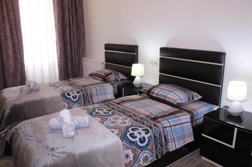 מיטה או מיטות בחדר ב-Cozy Apartment In Real Heart Of Old Tbilisi