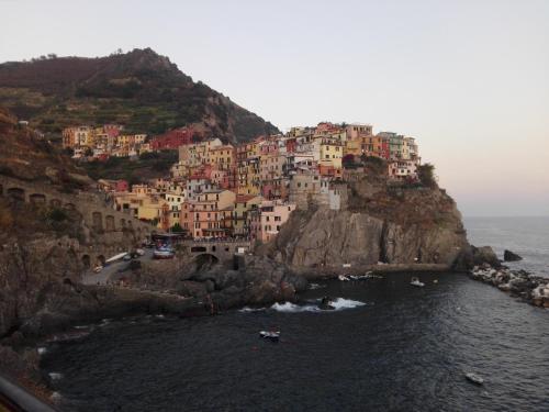 un gruppo di case sul fianco di una montagna di Su per i Coppi a Manarola