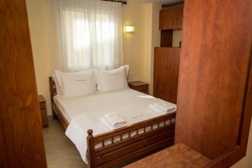 Una cama o camas en una habitación de Parea Kalamitsi