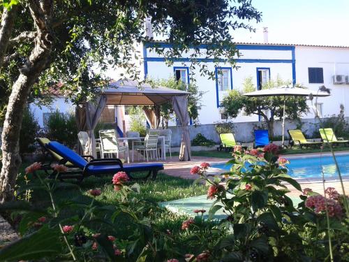 einen Hinterhof mit einem Pool und einem Pavillon in der Unterkunft Cerro da Janela Hostel in Alte