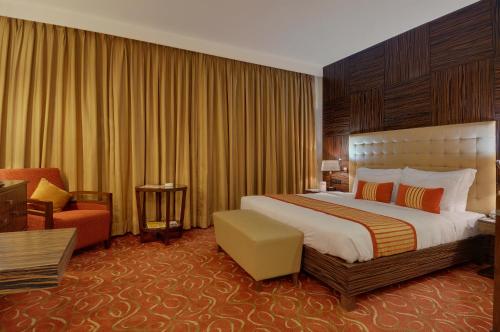 En eller flere senge i et værelse på Pride Hotel, Chennai