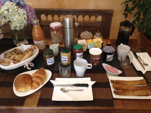 une table garnie d'assiettes de nourriture et de pâtisseries dans l'établissement Loargann Chambres d'hôtes, à Plogastel-Saint-Germain