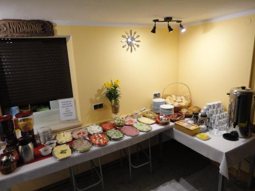 杜什尼基-兹德鲁伊O.W.S. Strzecha的填满了各种食物的桌子