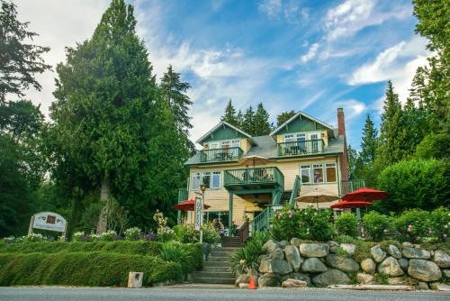 ギブソンズにあるBonniebrook Lodgeの大黄色の家