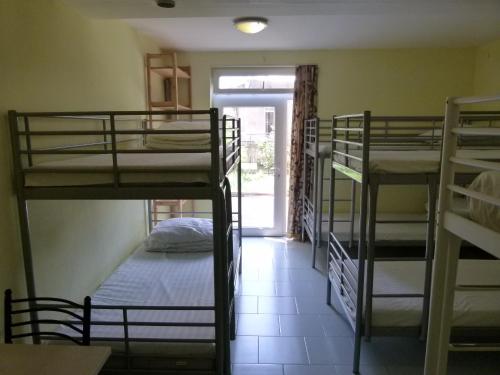 Dviaukštė lova arba lovos apgyvendinimo įstaigoje Why Me Eco-friendly Hostel