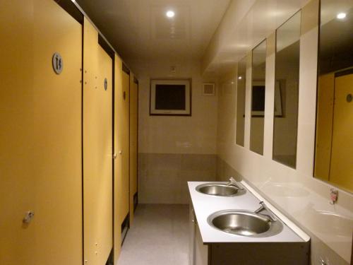 Kuchyň nebo kuchyňský kout v ubytování Why Me Eco-friendly Hostel
