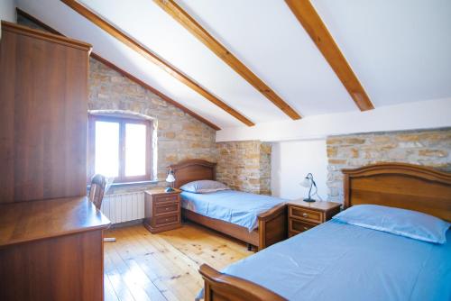 1 dormitorio con 2 camas y ventana en Holiday home Manžan, en Koper